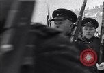 Standbild sowjetische und amerikanische Soldaten Moskau Russland Sowjetunion, 1945, aus Sekunde 19 historischem Filmmaterial Videoclip 65675038019
