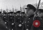 Standbild sowjetische und amerikanische Soldaten Moskau Russland Sowjetunion, 1945, aus Sekunde 20 historischem Filmmaterial Videoclip 65675038019