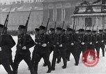Standbild sowjetische und amerikanische Soldaten Moskau Russland Sowjetunion, 1945, aus Sekunde 21 historischem Filmmaterial Videoclip 65675038019