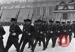 Standbild sowjetische und amerikanische Soldaten Moskau Russland Sowjetunion, 1945, aus Sekunde 22 historischem Filmmaterial Videoclip 65675038019