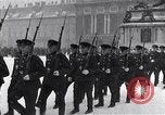 Standbild sowjetische und amerikanische Soldaten Moskau Russland Sowjetunion, 1945, aus Sekunde 23 historischem Filmmaterial Videoclip 65675038019