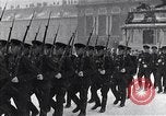 Standbild sowjetische und amerikanische Soldaten Moskau Russland Sowjetunion, 1945, aus Sekunde 24 historischem Filmmaterial Videoclip 65675038019