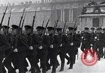 Standbild sowjetische und amerikanische Soldaten Moskau Russland Sowjetunion, 1945, aus Sekunde 25 historischem Filmmaterial Videoclip 65675038019