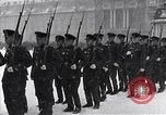 Standbild sowjetische und amerikanische Soldaten Moskau Russland Sowjetunion, 1945, aus Sekunde 26 historischem Filmmaterial Videoclip 65675038019