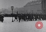 Standbild sowjetische und amerikanische Soldaten Moskau Russland Sowjetunion, 1945, aus Sekunde 34 historischem Filmmaterial Videoclip 65675038019