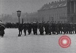 Standbild sowjetische und amerikanische Soldaten Moskau Russland Sowjetunion, 1945, aus Sekunde 35 historischem Filmmaterial Videoclip 65675038019