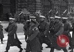 Standbild sowjetische und amerikanische Soldaten Moskau Russland Sowjetunion, 1945, aus Sekunde 40 historischem Filmmaterial Videoclip 65675038019