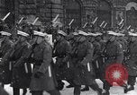 Standbild sowjetische und amerikanische Soldaten Moskau Russland Sowjetunion, 1945, aus Sekunde 43 historischem Filmmaterial Videoclip 65675038019