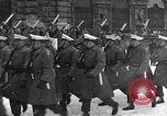Standbild sowjetische und amerikanische Soldaten Moskau Russland Sowjetunion, 1945, aus Sekunde 45 historischem Filmmaterial Videoclip 65675038019