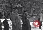 Standbild sowjetische und amerikanische Soldaten Moskau Russland Sowjetunion, 1945, aus Sekunde 46 historischem Filmmaterial Videoclip 65675038019