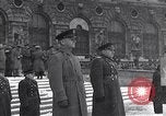 Standbild sowjetische und amerikanische Soldaten Moskau Russland Sowjetunion, 1945, aus Sekunde 48 historischem Filmmaterial Videoclip 65675038019