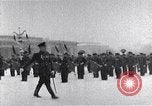 Standbild sowjetische und amerikanische Soldaten Moskau Russland Sowjetunion, 1945, aus Sekunde 49 historischem Filmmaterial Videoclip 65675038019