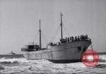 Immagine di Le forze britanniche intercettare illegale di immigrati ebrei Palestina, 1947, secondo 49 filmato di repertorio 65675038027