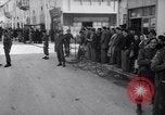 Standbild britischen Verhängung des Kriegsrechts in Eretz Israel Tel Aviv Palästina, 1947, aus Sekunde 27 historischem Filmmaterial Videoclip 65675038028