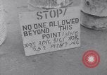 Standbild britische Truppen Verhängung des Kriegsrechts Tel Aviv Palästina, 1947, aus Sekunde 1 historischem Filmmaterial Videoclip 65675038029