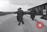 Standbild britische Truppen Verhängung des Kriegsrechts Tel Aviv Palästina, 1947, aus Sekunde 32 historischem Filmmaterial Videoclip 65675038029
