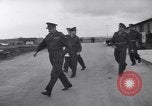 Standbild britische Truppen Verhängung des Kriegsrechts Tel Aviv Palästina, 1947, aus Sekunde 33 historischem Filmmaterial Videoclip 65675038029