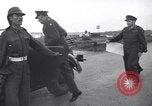 Standbild britische Truppen Verhängung des Kriegsrechts Tel Aviv Palästina, 1947, aus Sekunde 34 historischem Filmmaterial Videoclip 65675038029