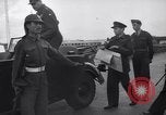 Standbild britische Truppen Verhängung des Kriegsrechts Tel Aviv Palästina, 1947, aus Sekunde 35 historischem Filmmaterial Videoclip 65675038029