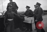 Standbild britische Truppen Verhängung des Kriegsrechts Tel Aviv Palästina, 1947, aus Sekunde 36 historischem Filmmaterial Videoclip 65675038029