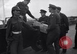 Standbild britische Truppen Verhängung des Kriegsrechts Tel Aviv Palästina, 1947, aus Sekunde 37 historischem Filmmaterial Videoclip 65675038029