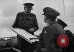Standbild britische Truppen Verhängung des Kriegsrechts Tel Aviv Palästina, 1947, aus Sekunde 38 historischem Filmmaterial Videoclip 65675038029
