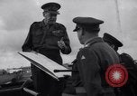 Standbild britische Truppen Verhängung des Kriegsrechts Tel Aviv Palästina, 1947, aus Sekunde 39 historischem Filmmaterial Videoclip 65675038029