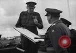 Standbild britische Truppen Verhängung des Kriegsrechts Tel Aviv Palästina, 1947, aus Sekunde 41 historischem Filmmaterial Videoclip 65675038029