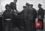 Standbild britische Truppen Verhängung des Kriegsrechts Tel Aviv Palästina, 1947, aus Sekunde 42 historischem Filmmaterial Videoclip 65675038029