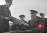 Standbild britische Truppen Verhängung des Kriegsrechts Tel Aviv Palästina, 1947, aus Sekunde 43 historischem Filmmaterial Videoclip 65675038029