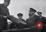 Standbild britische Truppen Verhängung des Kriegsrechts Tel Aviv Palästina, 1947, aus Sekunde 45 historischem Filmmaterial Videoclip 65675038029