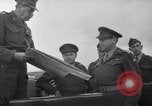 Standbild britische Truppen Verhängung des Kriegsrechts Tel Aviv Palästina, 1947, aus Sekunde 46 historischem Filmmaterial Videoclip 65675038029