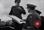 Standbild britische Truppen Verhängung des Kriegsrechts Tel Aviv Palästina, 1947, aus Sekunde 50 historischem Filmmaterial Videoclip 65675038029