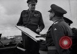 Standbild britische Truppen Verhängung des Kriegsrechts Tel Aviv Palästina, 1947, aus Sekunde 51 historischem Filmmaterial Videoclip 65675038029