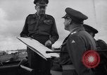 Standbild britische Truppen Verhängung des Kriegsrechts Tel Aviv Palästina, 1947, aus Sekunde 52 historischem Filmmaterial Videoclip 65675038029