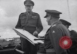 Standbild britische Truppen Verhängung des Kriegsrechts Tel Aviv Palästina, 1947, aus Sekunde 53 historischem Filmmaterial Videoclip 65675038029