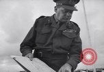 Standbild britische Truppen Verhängung des Kriegsrechts Tel Aviv Palästina, 1947, aus Sekunde 56 historischem Filmmaterial Videoclip 65675038029