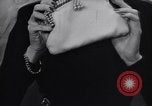 Standbild Milady's Handtaschen New York City USA, 1945, aus Sekunde 12 historischem Filmmaterial Videoclip 65675038063