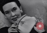 Standbild Milady's Handtaschen New York City USA, 1945, aus Sekunde 14 historischem Filmmaterial Videoclip 65675038063