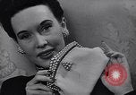 Standbild Milady's Handtaschen New York City USA, 1945, aus Sekunde 15 historischem Filmmaterial Videoclip 65675038063