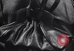 Standbild Milady's Handtaschen New York City USA, 1945, aus Sekunde 44 historischem Filmmaterial Videoclip 65675038063