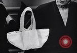 Standbild Milady's Handtaschen New York City USA, 1945, aus Sekunde 50 historischem Filmmaterial Videoclip 65675038063