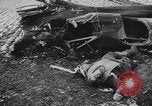 Standbild Wrack der US-Kampfflugzeuge abgeschossen von deutschen Truppen Deutschland, 1944, aus Sekunde 7 historischem Filmmaterial Videoclip 65675038105