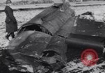 Standbild Wrack der US-Kampfflugzeuge abgeschossen von deutschen Truppen Deutschland, 1944, aus Sekunde 9 historischem Filmmaterial Videoclip 65675038105