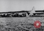 Standbild Wrack der US-Kampfflugzeuge abgeschossen von deutschen Truppen Deutschland, 1944, aus Sekunde 22 historischem Filmmaterial Videoclip 65675038105