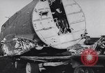 Standbild Wrack der US-Kampfflugzeuge abgeschossen von deutschen Truppen Deutschland, 1944, aus Sekunde 33 historischem Filmmaterial Videoclip 65675038105