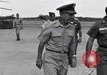 Standbild General James F Collins Soc Trang Vietnam, 1963, aus Sekunde 3 historischem Filmmaterial Videoclip 65675038151