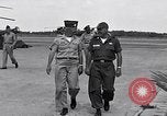 Standbild General James F Collins Soc Trang Vietnam, 1963, aus Sekunde 4 historischem Filmmaterial Videoclip 65675038151
