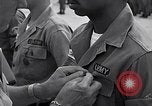 Standbild General James F Collins Soc Trang Vietnam, 1963, aus Sekunde 24 historischem Filmmaterial Videoclip 65675038151