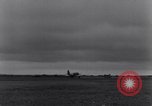 Standbild USA Flugzeuge Saint Marcouf Frankreich, 1944, aus Sekunde 13 historischem Filmmaterial Videoclip 65675038161